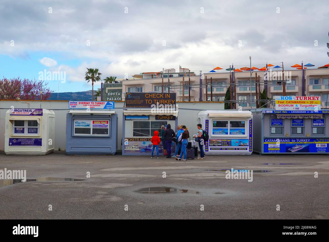 Leute, die in Kos Schlange stehen, um Tickets am Kiosk für die Fähre nach Bodrum, Türkei zu kaufen Stockfoto