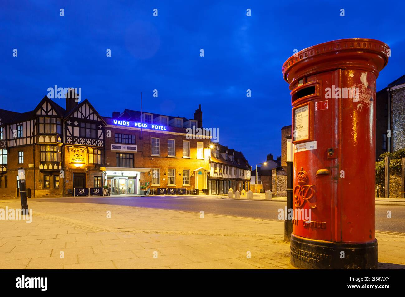 Traditionelle rote Briefkasten im Stadtzentrum von Norwich, Norfolk, England. Stockfoto