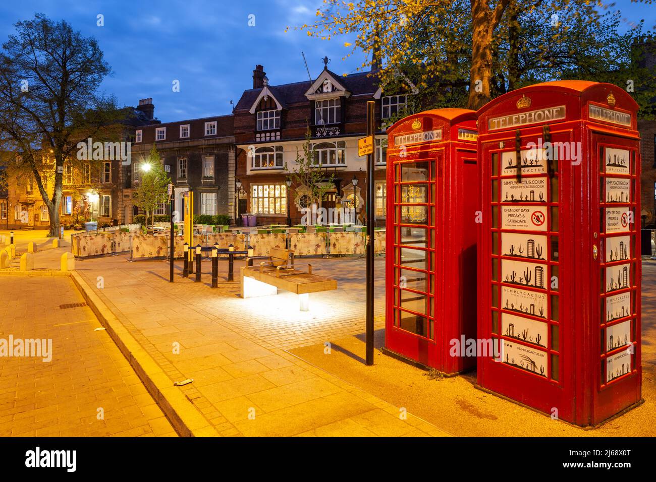 Ikonische rote Telefonzellen im Zentrum von Norwich, Norfolk, England. Stockfoto