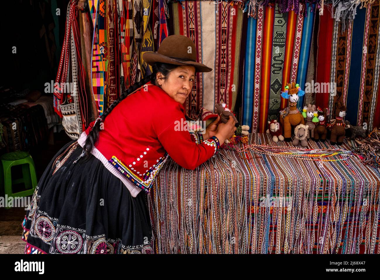 Eine Indigene Frau Vor Ihrem Handwerksladen In Der Stadt Pisac, Dem Heiligen Tal, Provinz Calca, Peru. Stockfoto