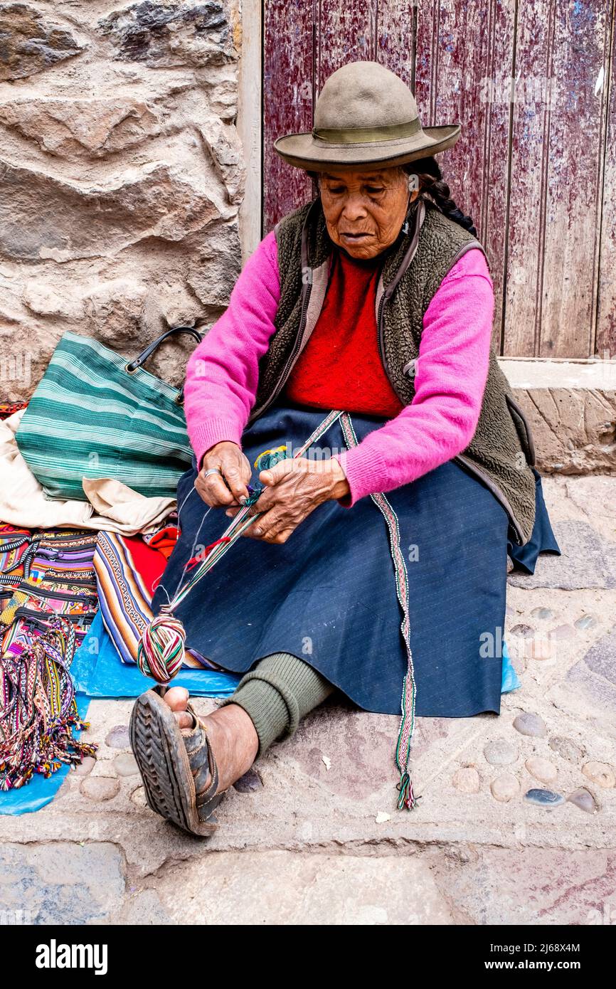 Eine Indigene Frau Zeigt Die Traditionelle Methode Des Wehens Von Wolle In Der Stadt Pisac, Dem Heiligen Tal, Provinz Calca, Peru. Stockfoto