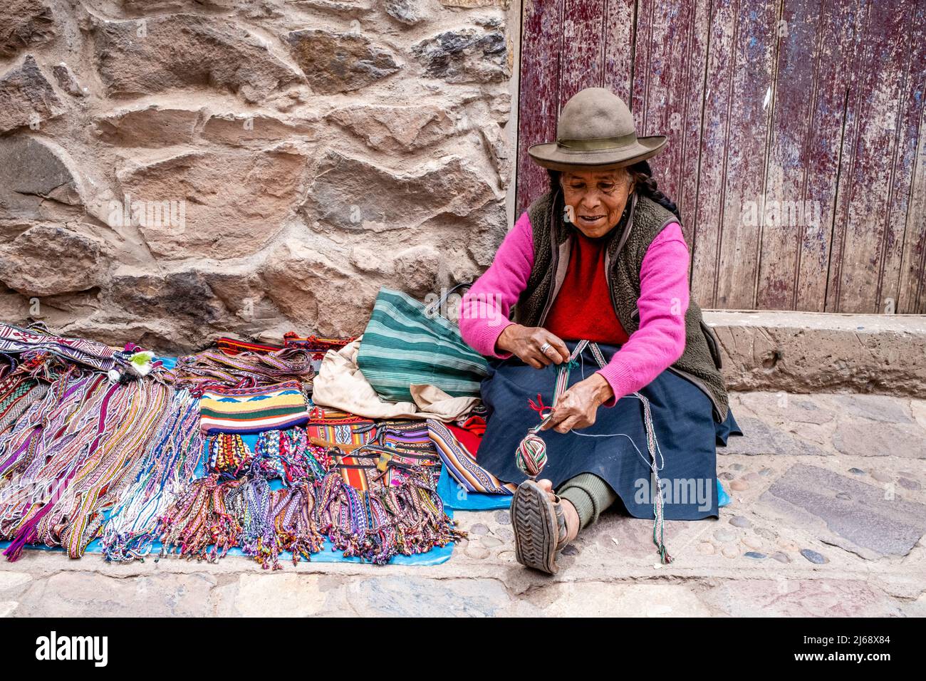 Eine Indigene Frau Zeigt Die Traditionelle Methode Des Wehens Von Wolle In Der Stadt Pisac, Dem Heiligen Tal, Provinz Calca, Peru. Stockfoto