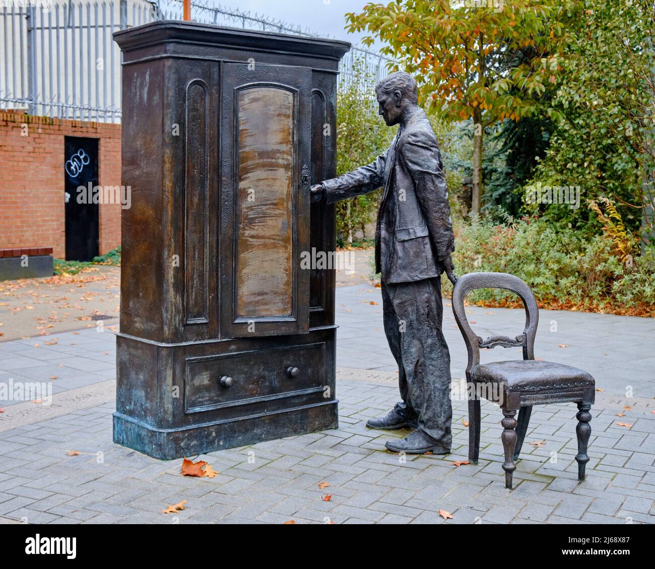 Person, die die Garderobe der Skulptur auf dem CS Lewis Platz im Osten von belfast betreten hat Stockfoto