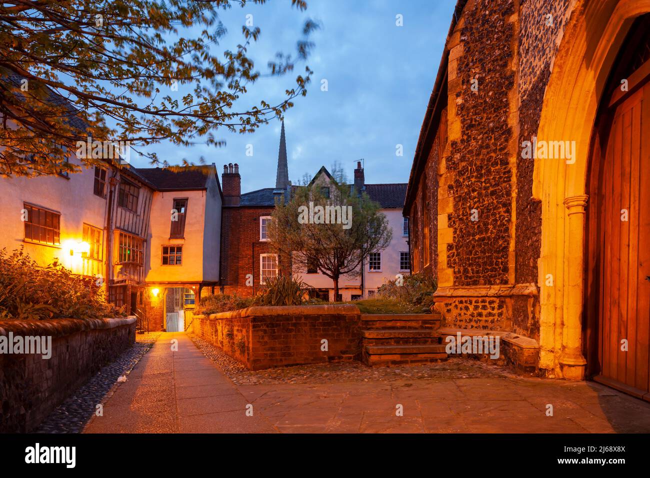 Morgendämmerung in Tombland in Norwich, Norfolk, England. Stockfoto