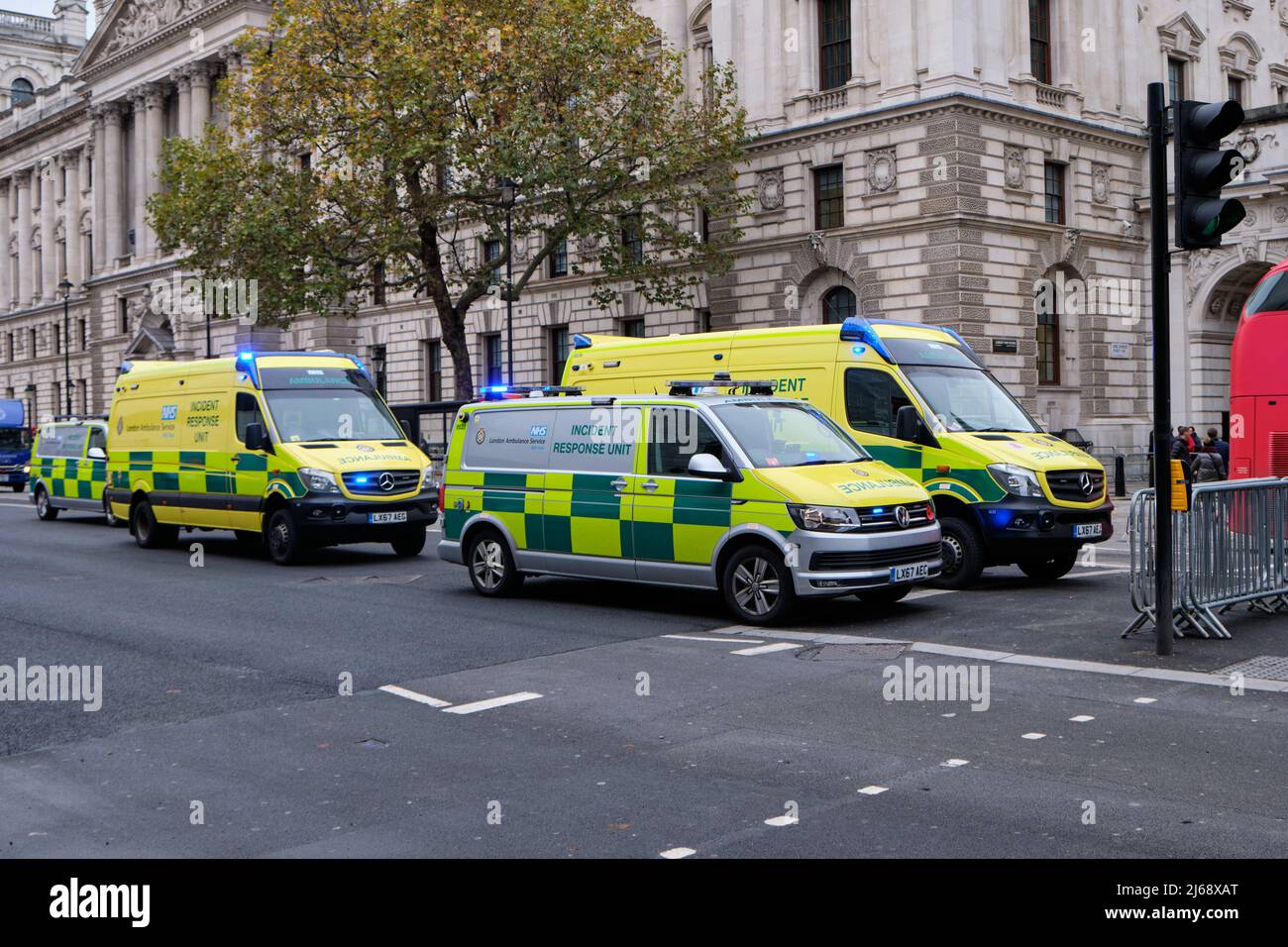 Einsatzfahrzeuge parken mitten auf der Straße, Whitehall, London Stockfoto