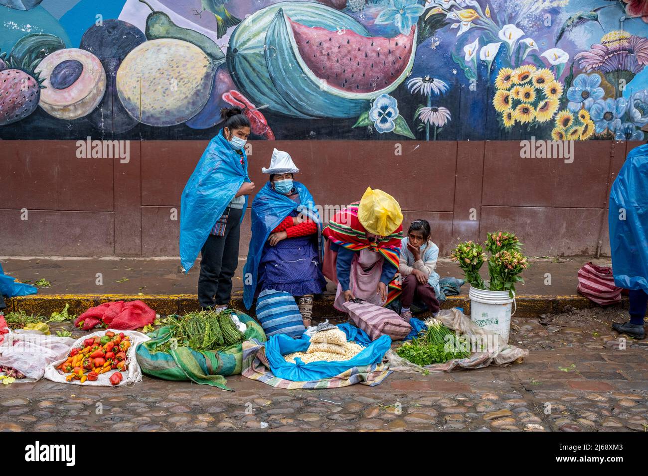 Einheimische verkaufen frisches Gemüse im Regen auf Einem Straßenmarkt in Cusco, Provinz Cusco, Peru. Stockfoto
