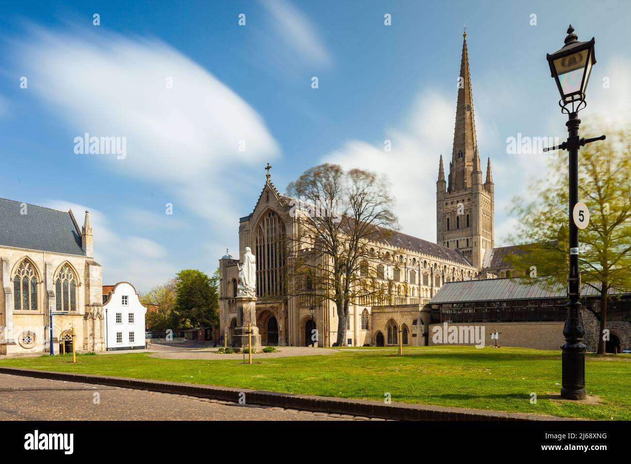 Frühlingsmittags in der Kathedrale von Norwich, Stadt Norwich, Norfolk, England. Stockfoto