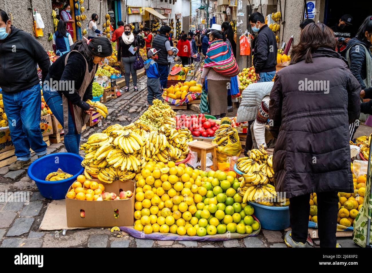 Einheimische Einkaufen von frischem Obst und Gemüse auf einem Straßenmarkt im Freien in Cusco, Provinz Cusco, Peru. Stockfoto