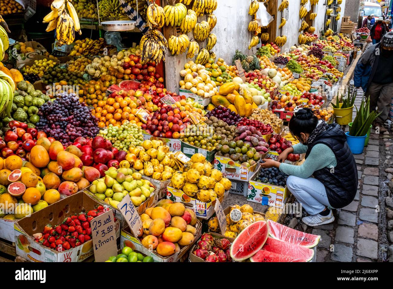 Einheimische Einkaufen von frischem Obst und Gemüse auf einem Straßenmarkt im Freien in Cusco, Provinz Cusco, Peru. Stockfoto