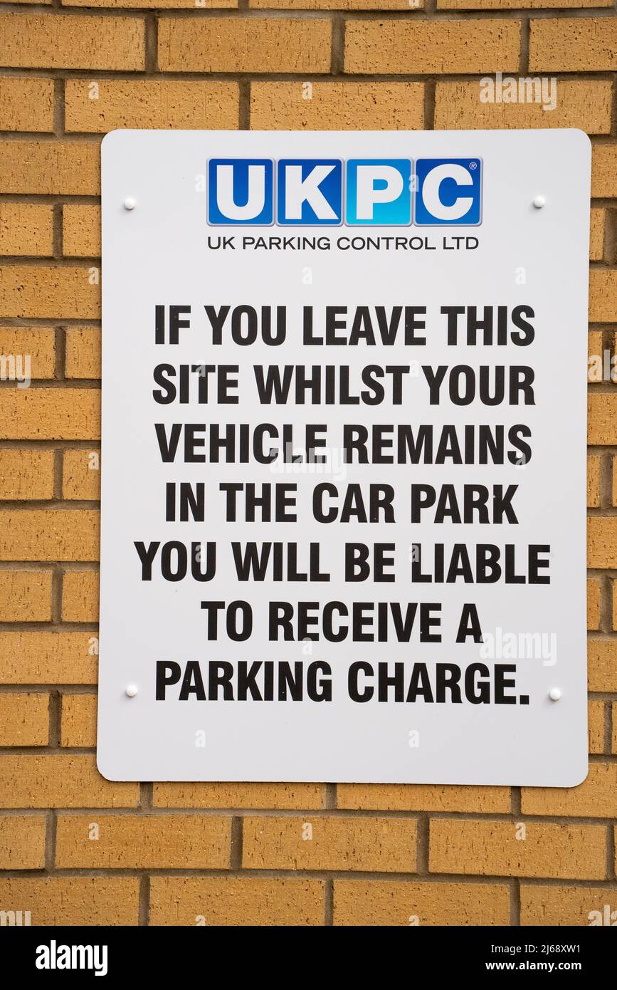UKPC, UK Parking Control ltd, Warnschild, Parkplatz, privater Parkplatz, Einkaufsviertel, Parkgebühr, Plastikschild, an der Wand montiert Stockfoto