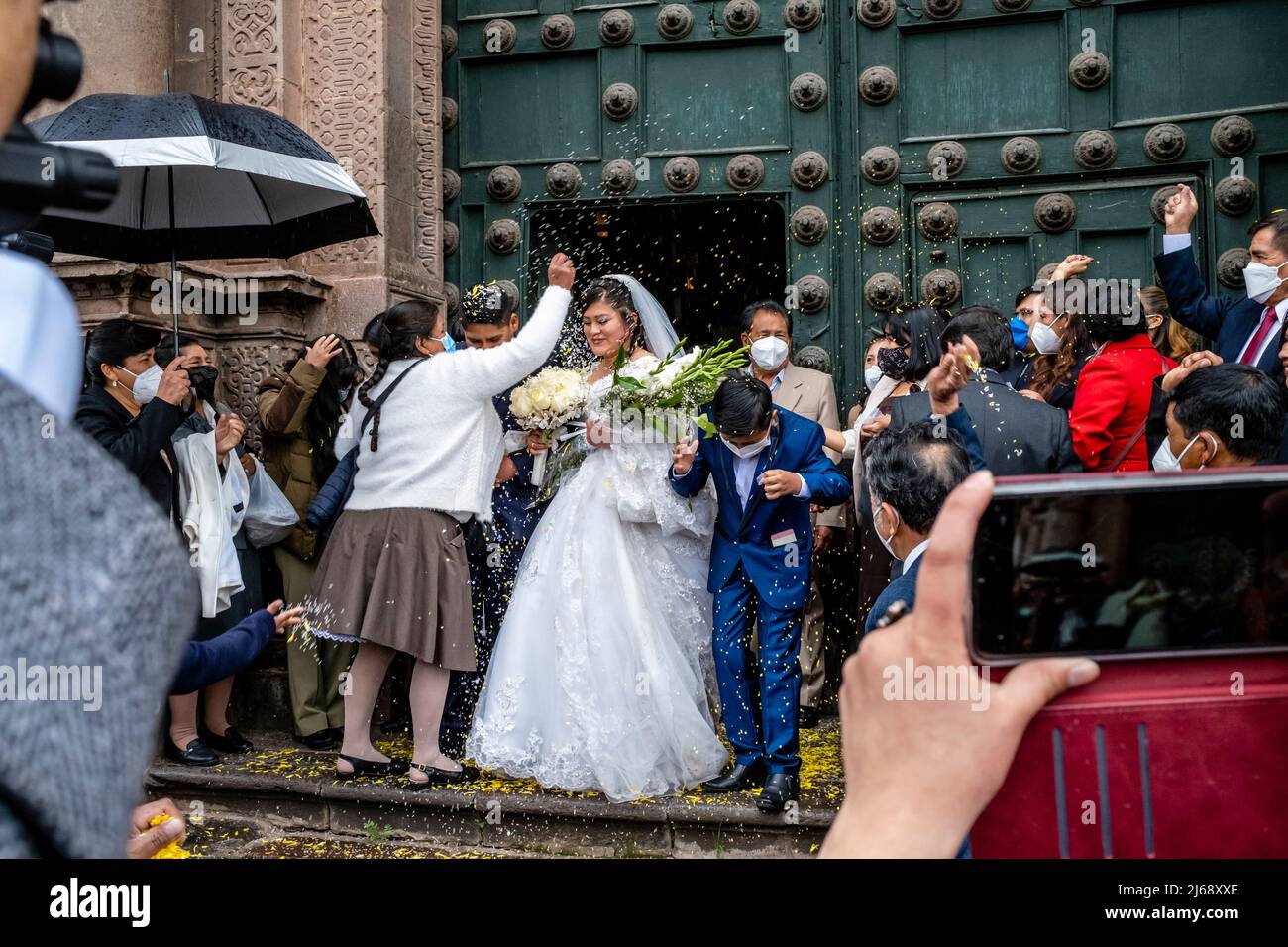 Ein junges peruanisches Paar verlasst die Kathedrale nach der Hochzeit, Cusco, Provinz Cusco, Peru. Stockfoto