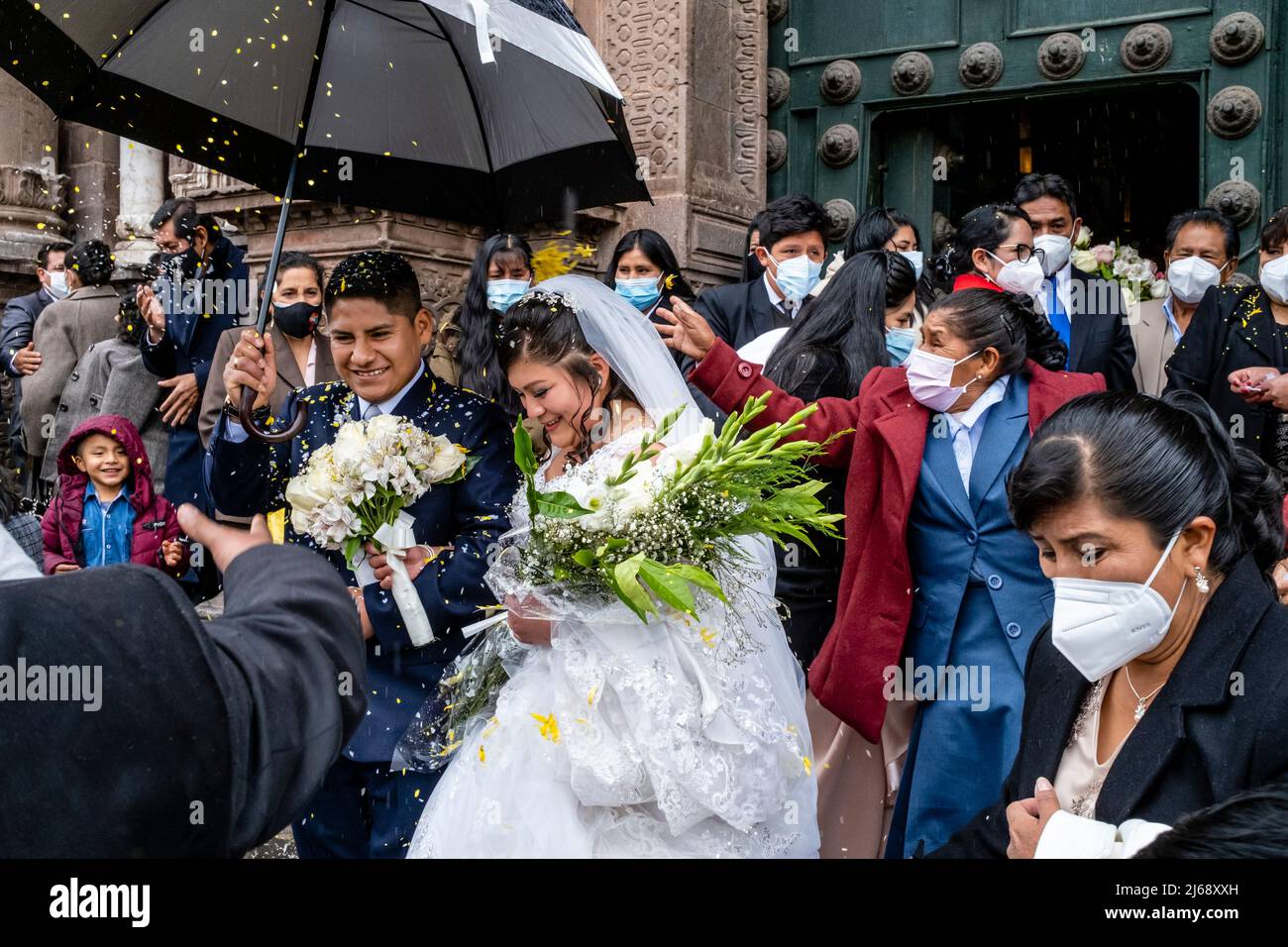 Ein junges peruanisches Paar verlasst die Kathedrale nach der Hochzeit, Cusco, Provinz Cusco, Peru. Stockfoto