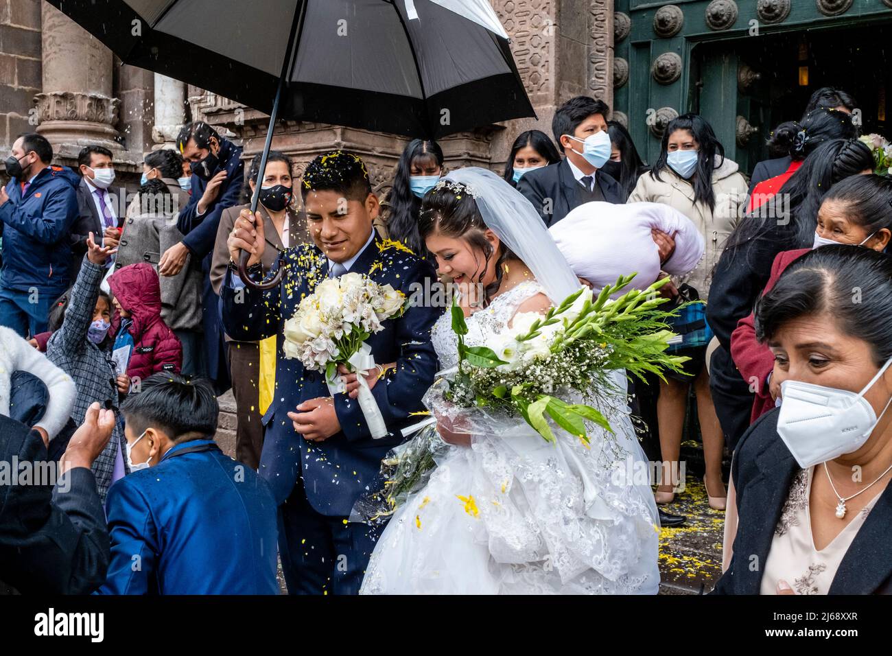 Ein junges peruanisches Paar verlasst die Kathedrale nach der Hochzeit, Cusco, Provinz Cusco, Peru. Stockfoto