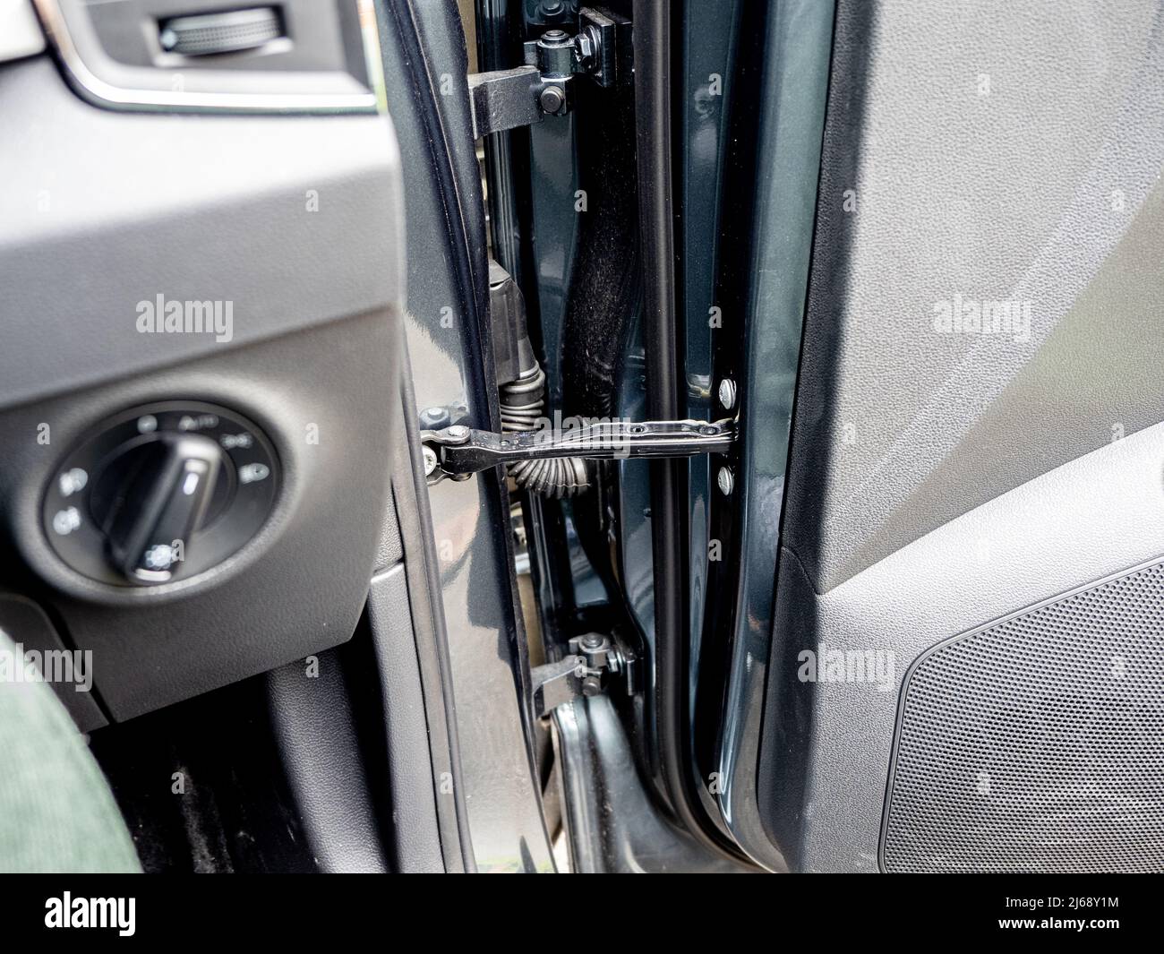 auto Auto Tür Scharnierstifte und mechanische und elektrische Montage Detail Stockfoto
