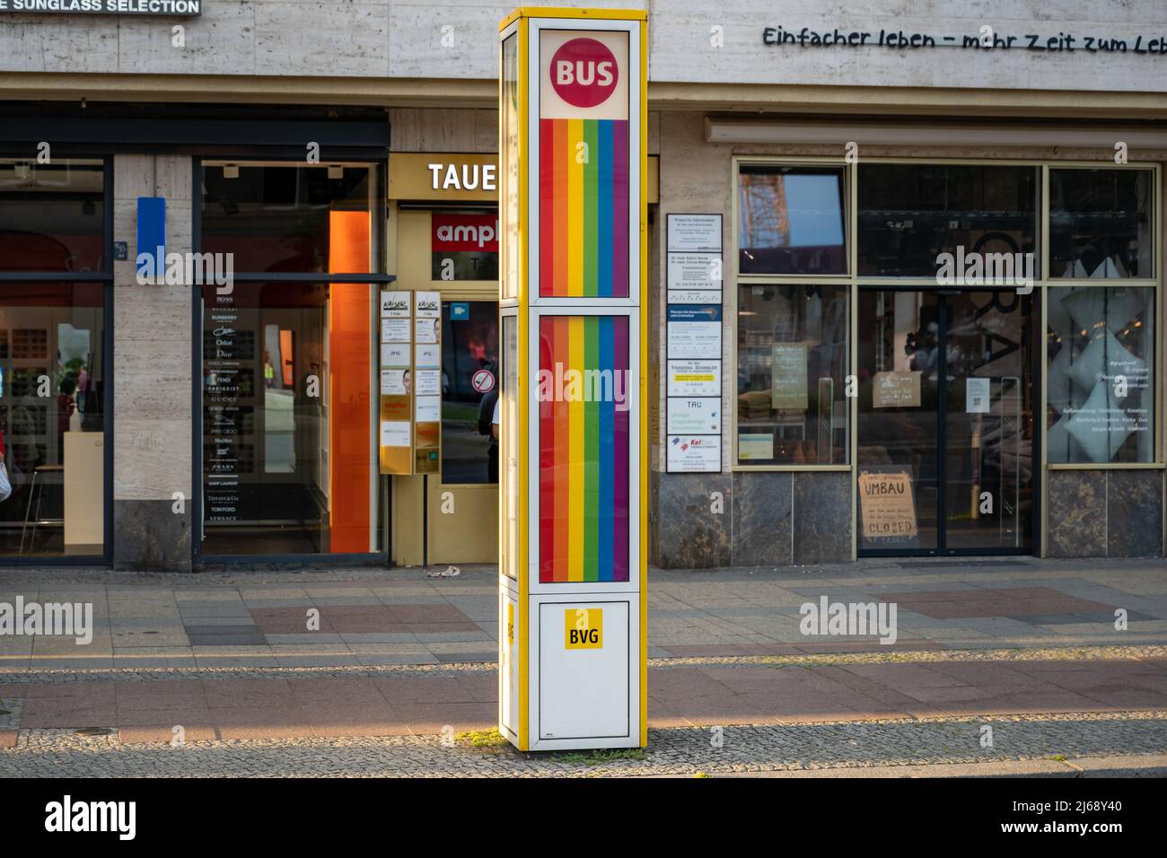 Bushaltestelle der BVG in Berlin mit Regenbogenflagge zur Unterstützung der LGBTQ-Community und Vielfalt. Aktivismus in der Hauptstadt Deutschlands. Stockfoto