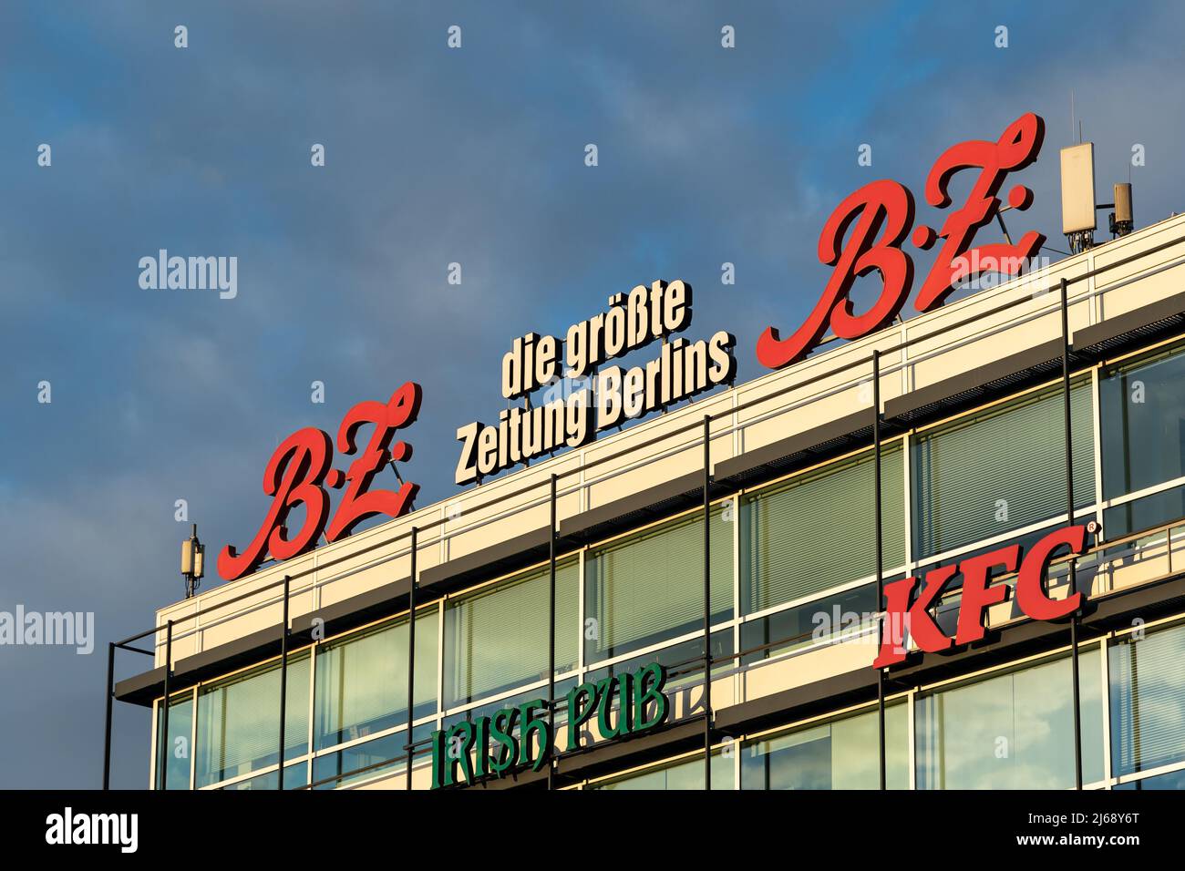 Beschriftung der B.Z. Boulevardzeitung auf dem Dach des Gebäudes. Werbung auf der Fassade eines Hauses am Abend eines Sommertages in der Hauptstadt. Stockfoto