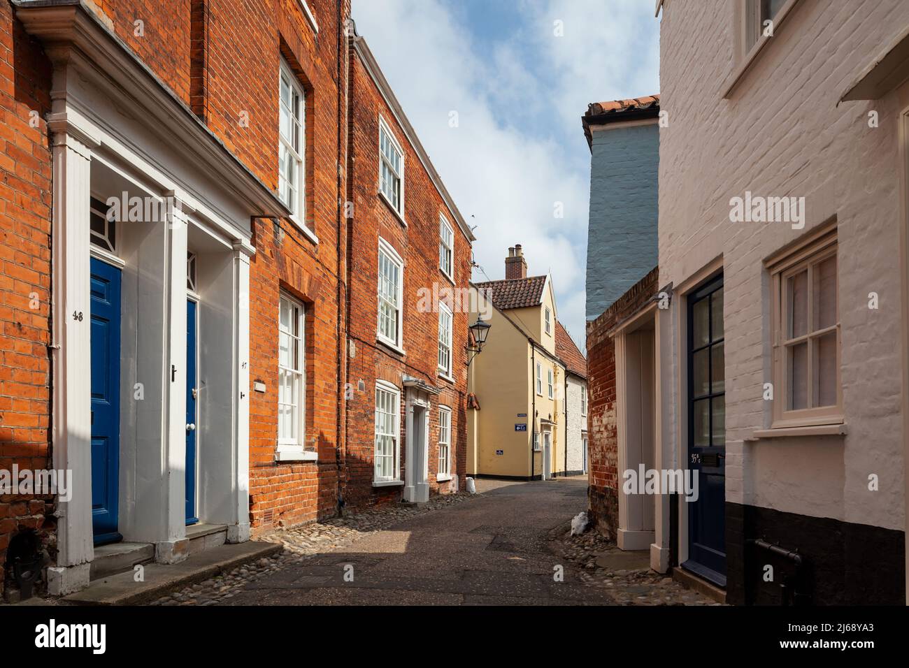 Frühlingsnachmittag auf Hook's Walk im historischen Zentrum von Norwich, Norfolk, England. Stockfoto