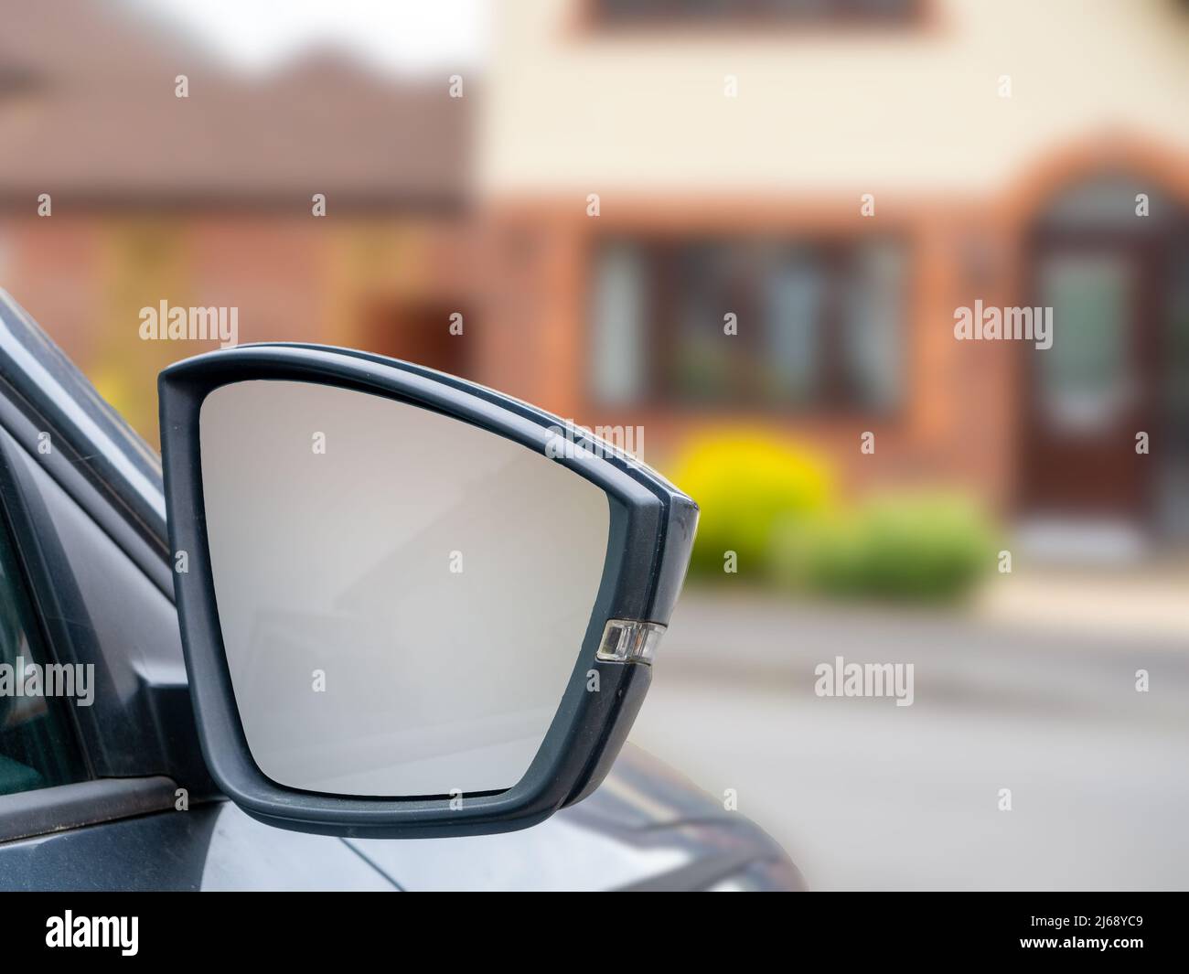 Nahaufnahme eines Außenspiegels mit Blinkleuchte für die Autotür Stockfoto