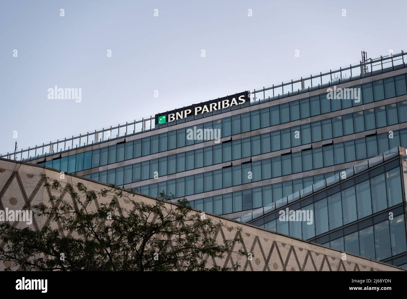 Bnp paribas bank building -Fotos und -Bildmaterial in hoher Auflösung –  Alamy