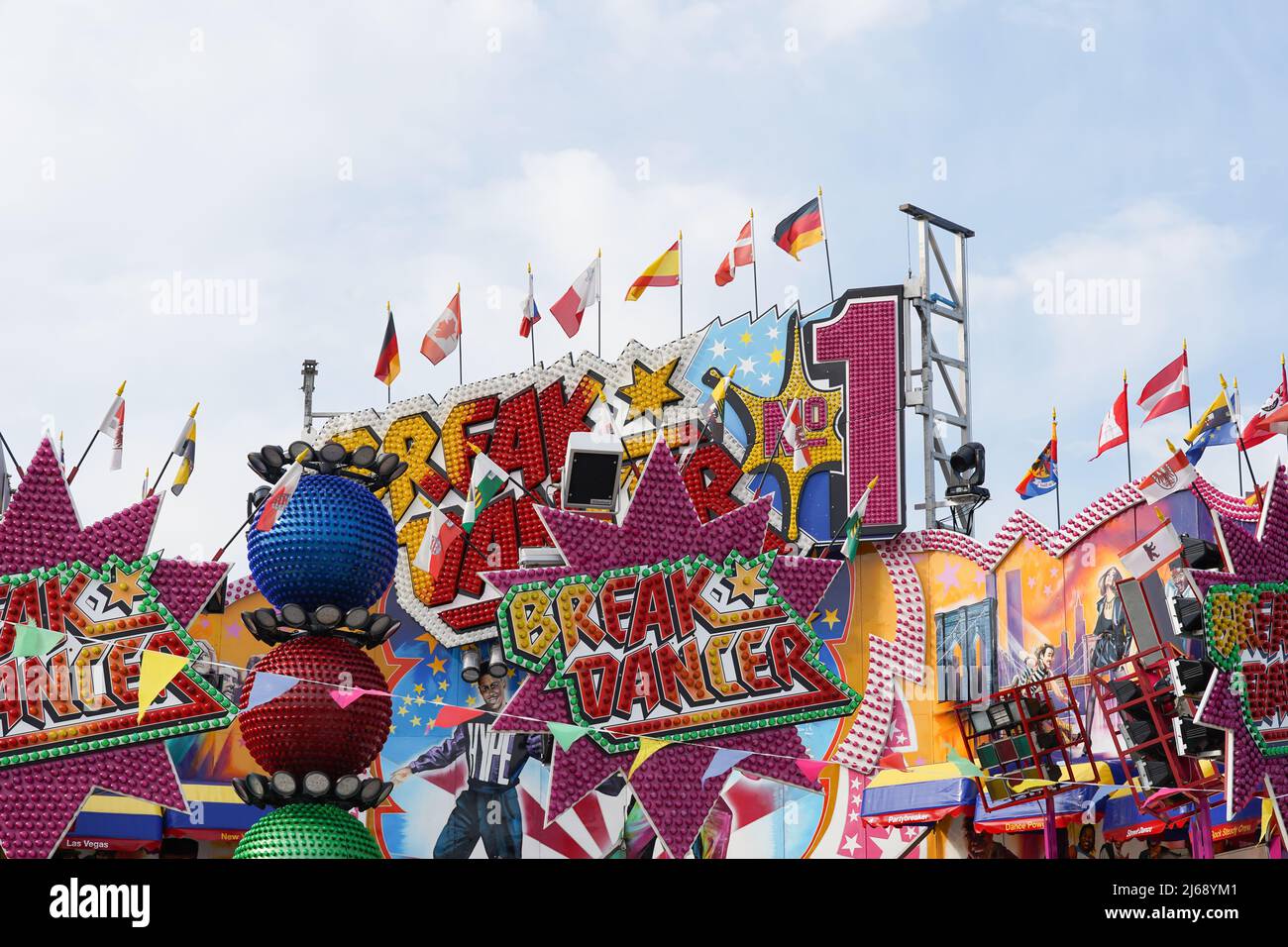 Break Dancer Ride auf der Messe. Traditionelle Freizeitaktivitäten in der Stadt. Attraktion bei einer Veranstaltung in Deutschland. Berühmtes schnell rotierendes Karussell in Europa. Stockfoto