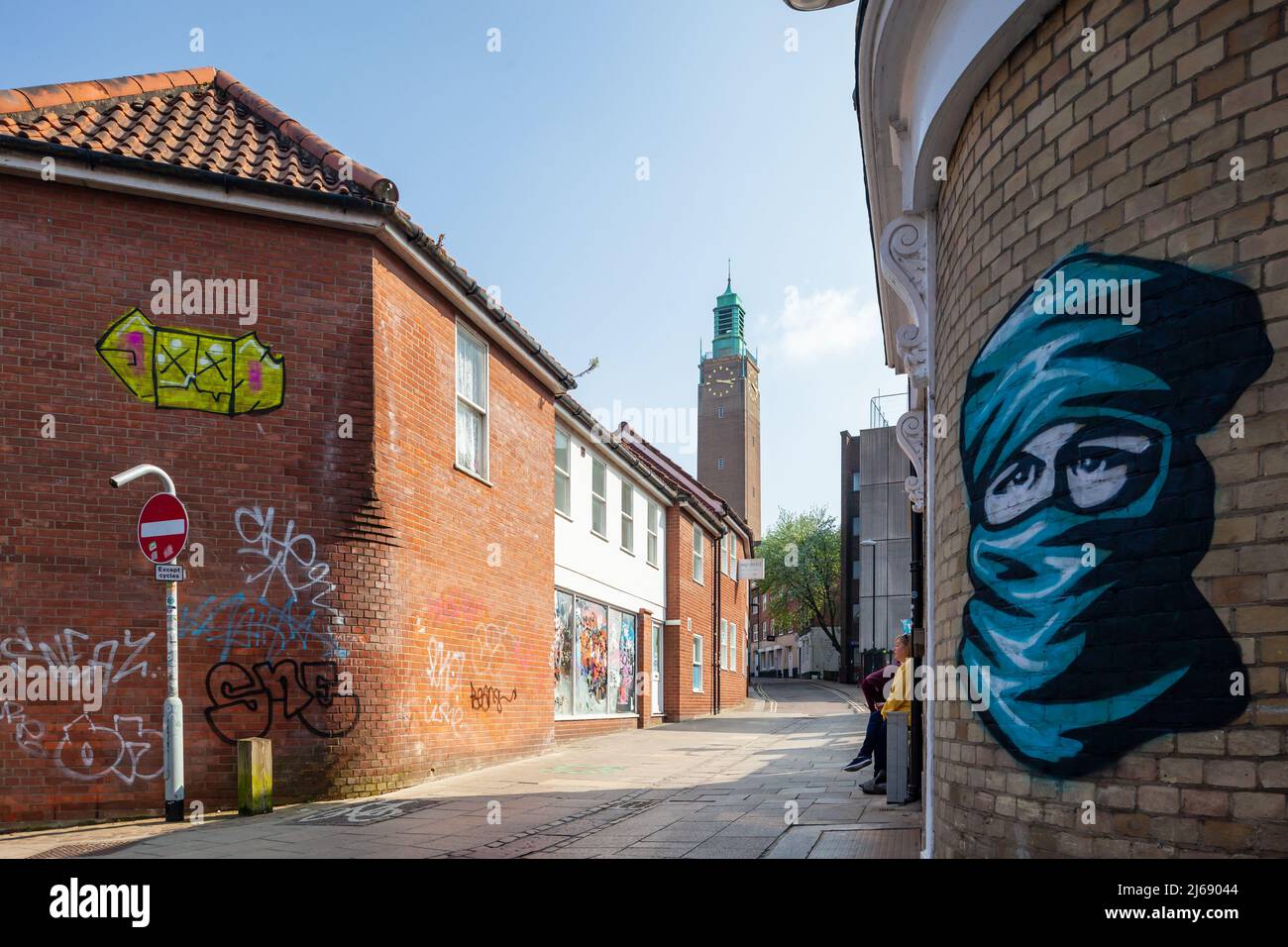 Wandgemälde im Stadtzentrum von Norwich, Norfolk, England. Rathausturm in der Ferne. Stockfoto