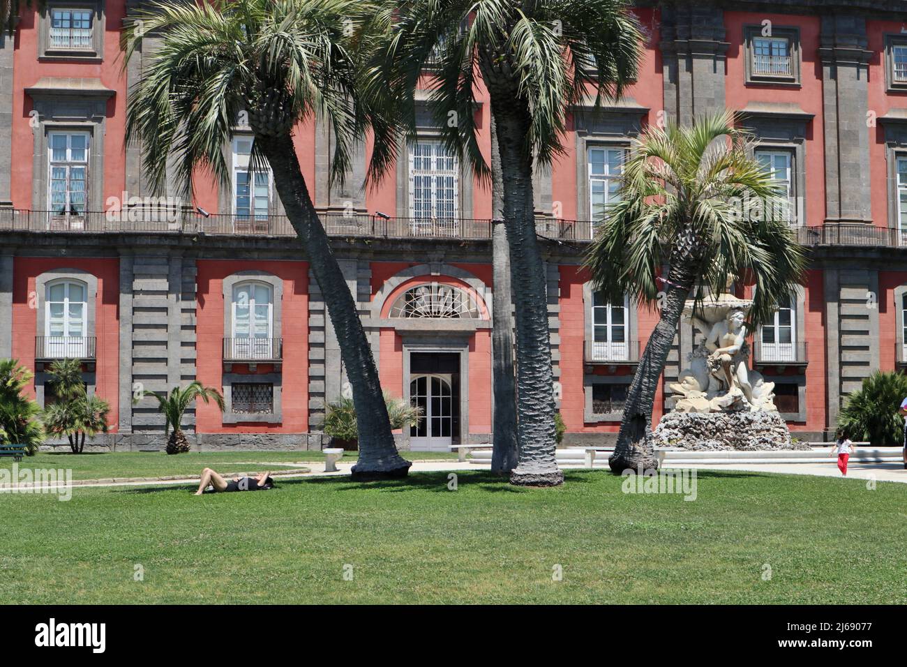 Napoli - Scorcio della facciata laterale del Museo di Capodimonte dal Belvedere Stockfoto