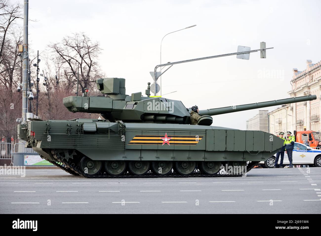 T-14 Armata, russischer Hauptkampfpanzer auf der Stadtstraße während einer Probe der Siegesparade Stockfoto