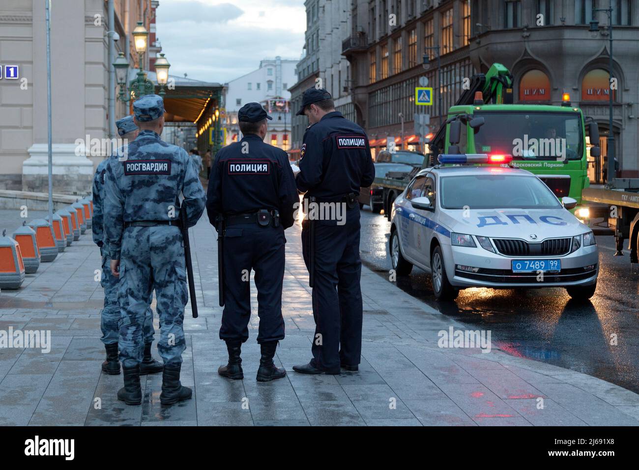 Moskau, Russland - 07 2018. Juli: Zwei Polizisten und zwei Offiziere der Rosgvardia auf dem Theaterplatz gegenüber dem Bolschoi. Stockfoto