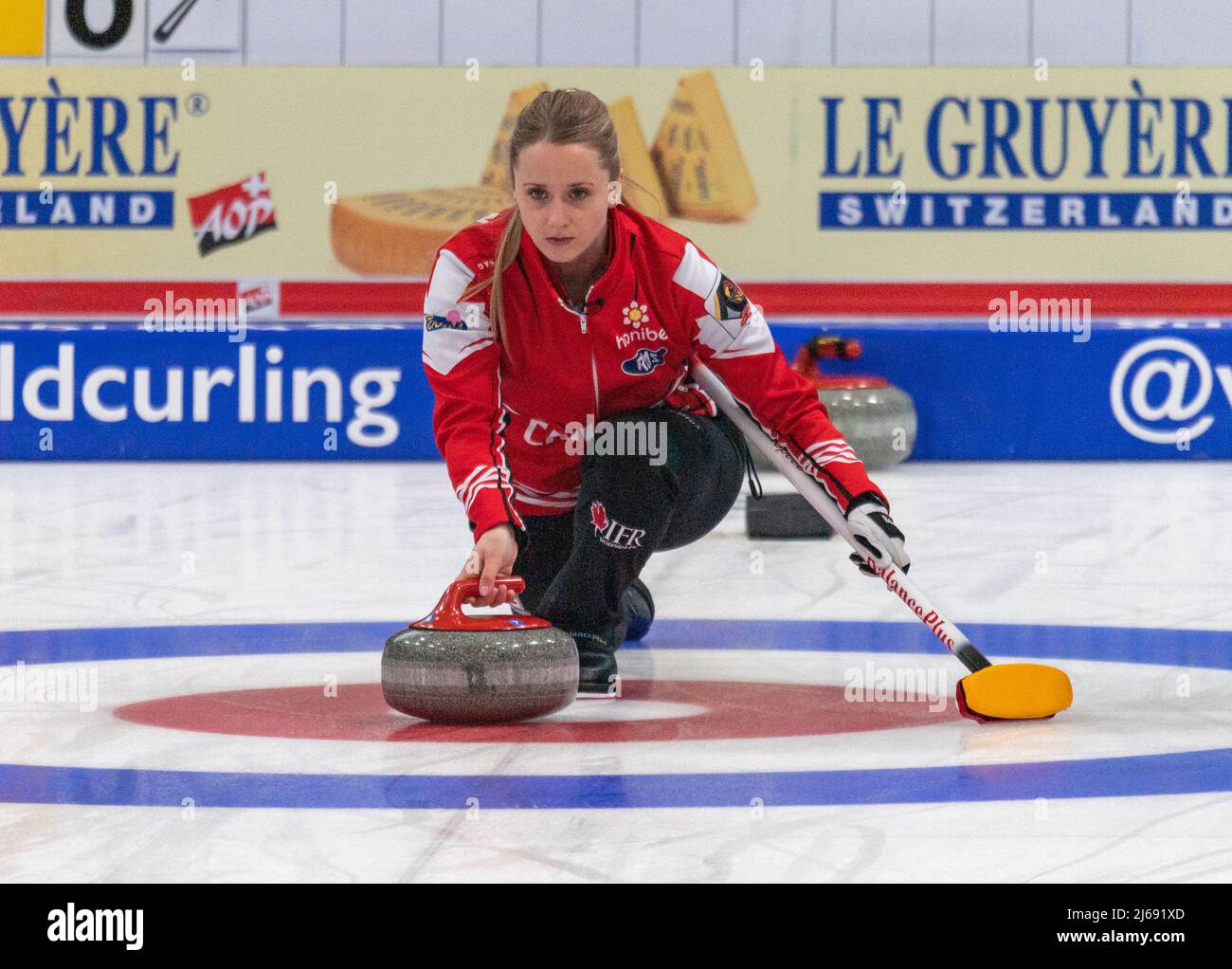 Genf Schweiz, 29.. April 2022: Jocelyn PETERMAN aus Kanada ist während der Mixed Doubles Curling Championship 2022 im Einsatz. Kredit. Eric Dubost/Alamy Live News. Stockfoto