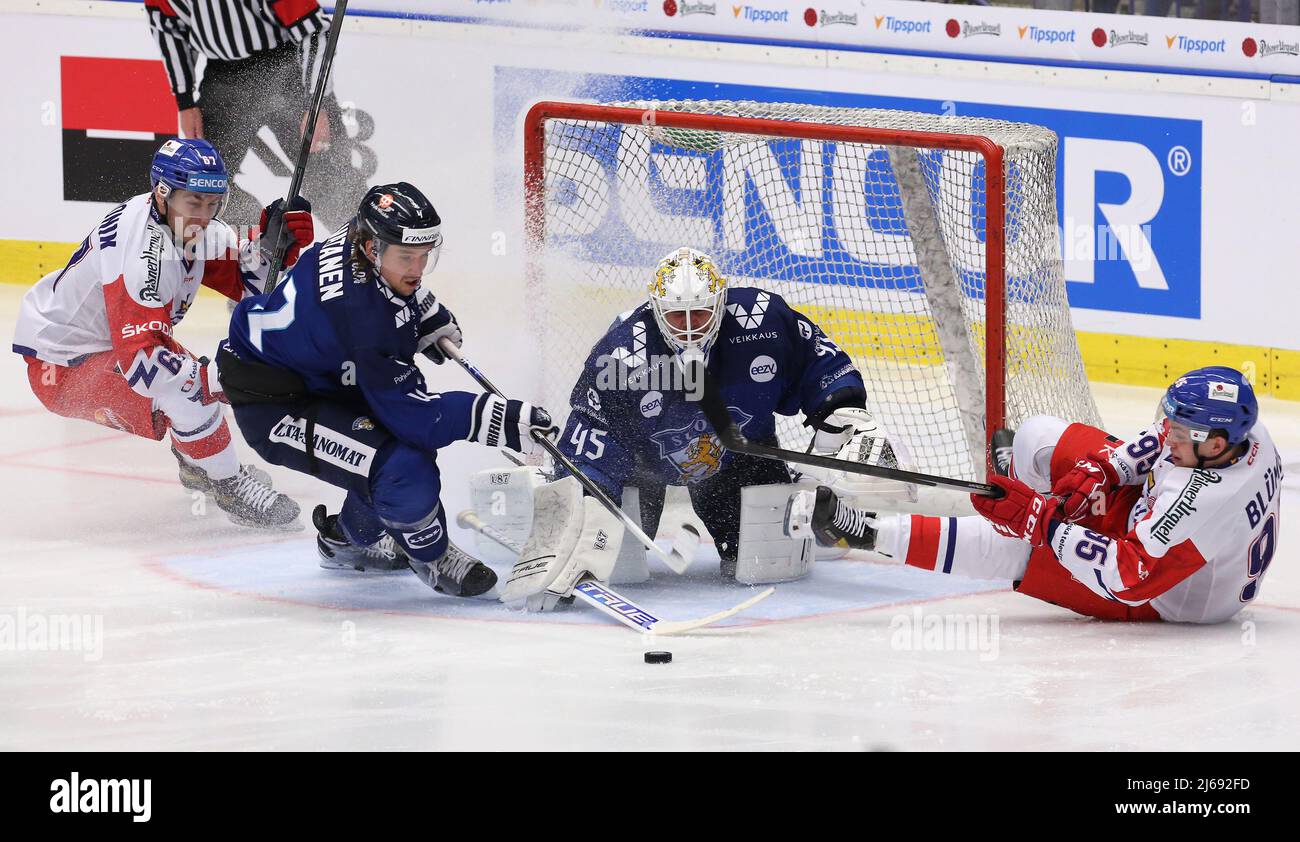 Von links Jan Hladonik (CZE), Sami Vatanen, Jussi Olkinuora (beide FIN), Matej Blumel (CZE) im Einsatz während der Euro Hockey Tour, der Tschechischen Hockey-Spiele m Stockfoto