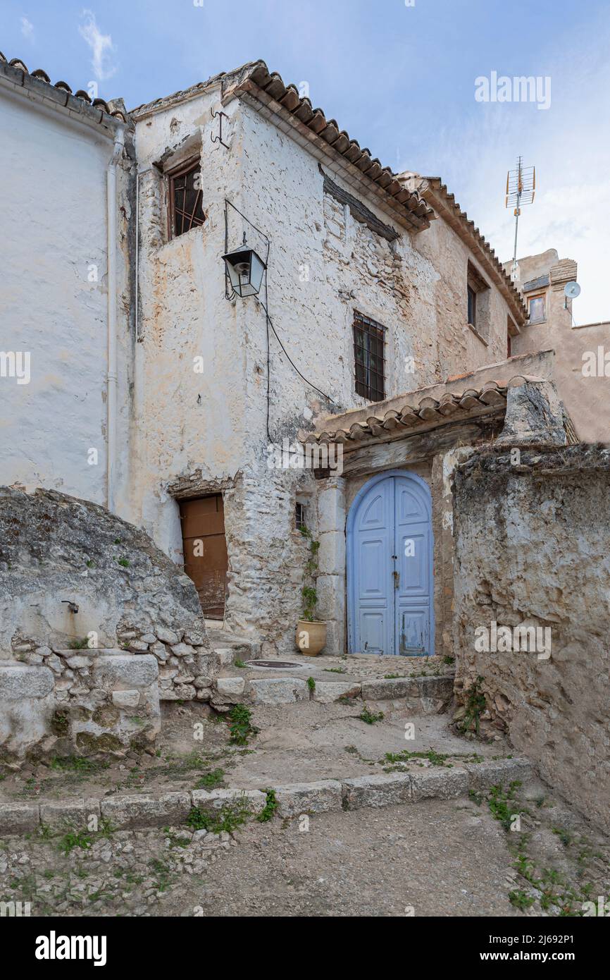 Gepflasterte Straße und verfallene Fassaden der Altstadt von Bocairent, Provinz Valencia, Comunidad Autonomous Valenciana, Spanien Stockfoto