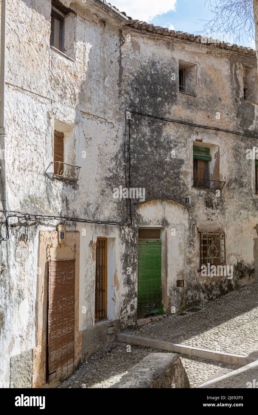 Gepflasterte Straße und verfallene Fassaden der Altstadt von Bocairent, Provinz Valencia, Comunidad Autonomous Valenciana, Spanien Stockfoto