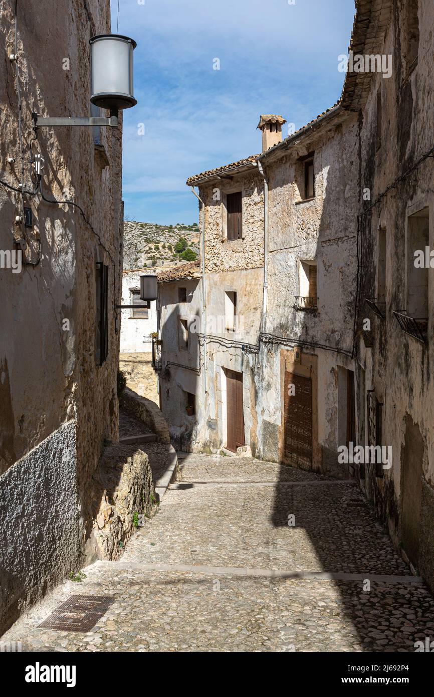 Gepflasterte Straße und verfallene Fassaden der Altstadt von Bocairent, Provinz Valencia, Comunidad Autonomous Valenciana, Spanien Stockfoto