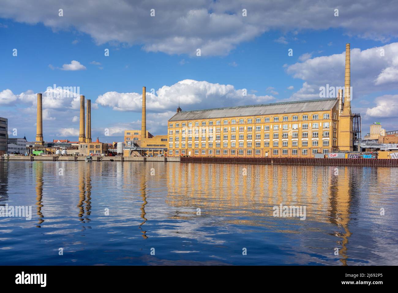 Das ehemalige KWO-denkmalgeschützte Gebäude (Kabelwerk Oberspree) wird jetzt teilweise von der Hochschule für Technik (HTW) Berlin, Frühjahr 2022, Deutschland, EU genutzt Stockfoto
