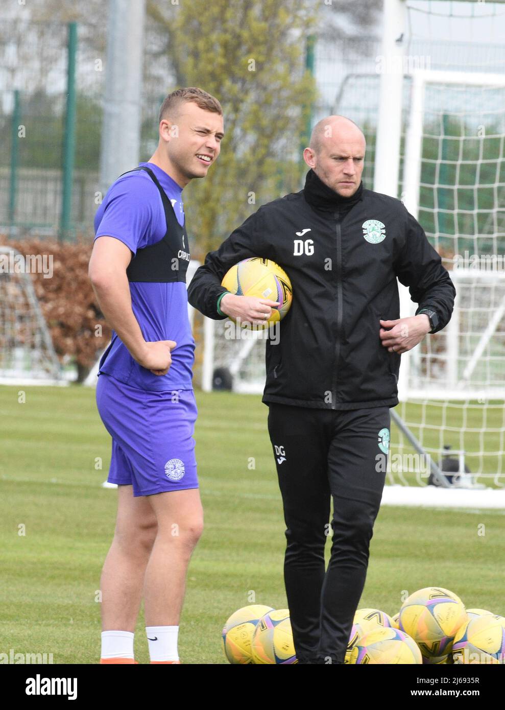 East Mains.Ormiston.Tranent.East Lothian.Scotland.UK.29.. April 22 der Hibernische Interim Manager David Grey mit Ryan Porteous, während der Trainingseinheit für das Cinch Premiership Spiel gegen Livingston . Kredit: eric mccowat/Alamy Live Nachrichten Stockfoto