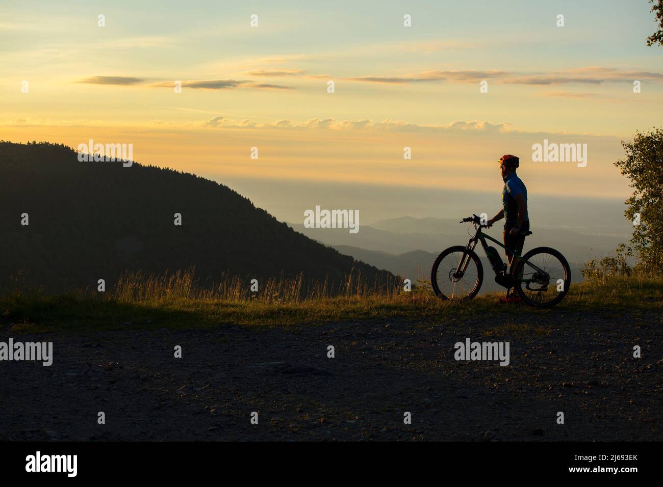 Silhouette des Radfahrers, Poggio Cossato, Biella, Piemont, Italien Stockfoto