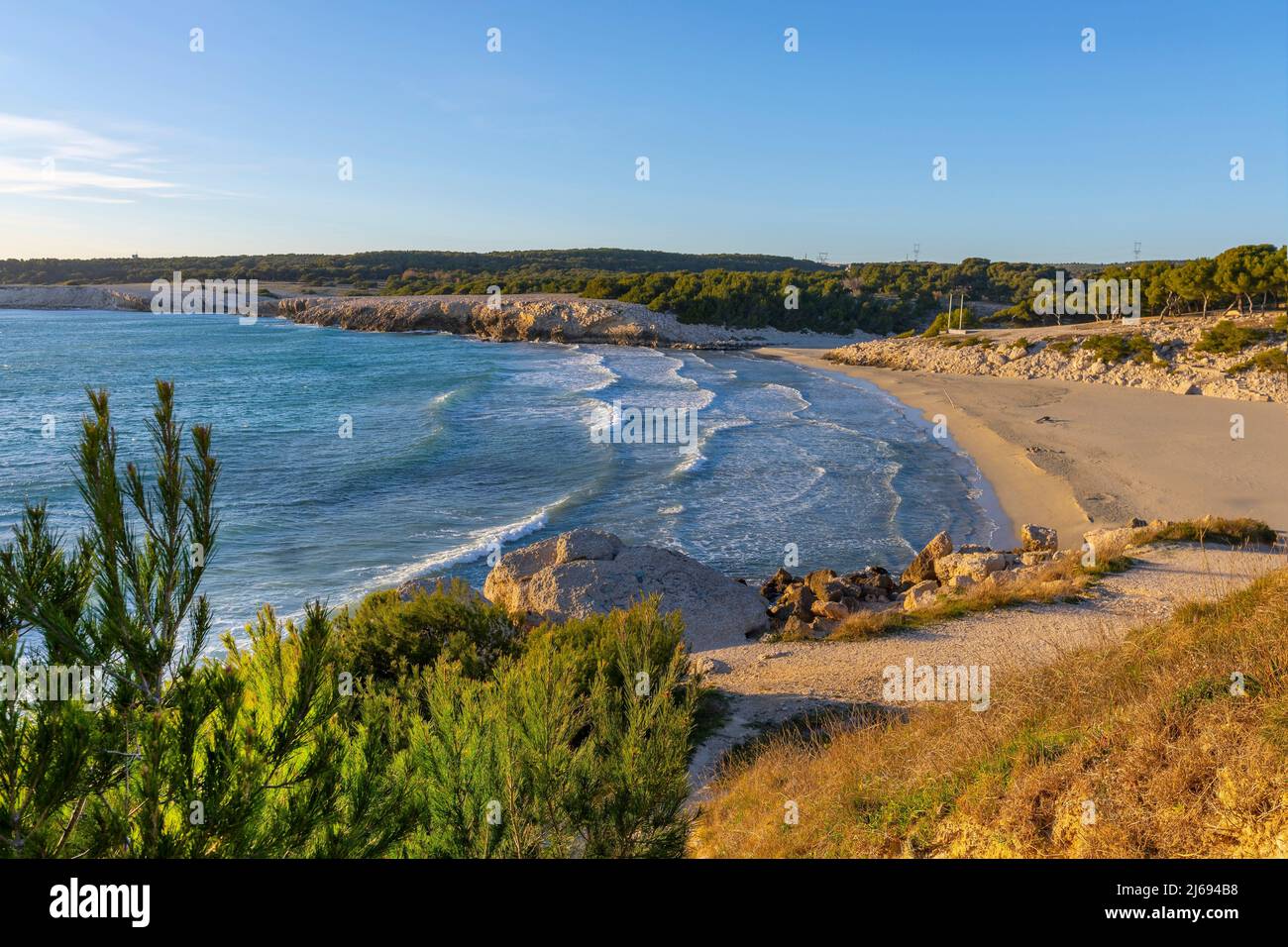 Strand und Kirche von Saint Croix, Martigues, Bouches-du-Rhone, Provence-Alpes-Cote d'Azur, Frankreich, Mittelmeer, Europa Stockfoto