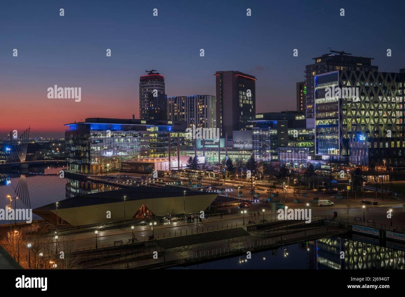 MediCityUK in der Abenddämmerung Salford Quays, Manchester, England, Großbritannien Stockfoto