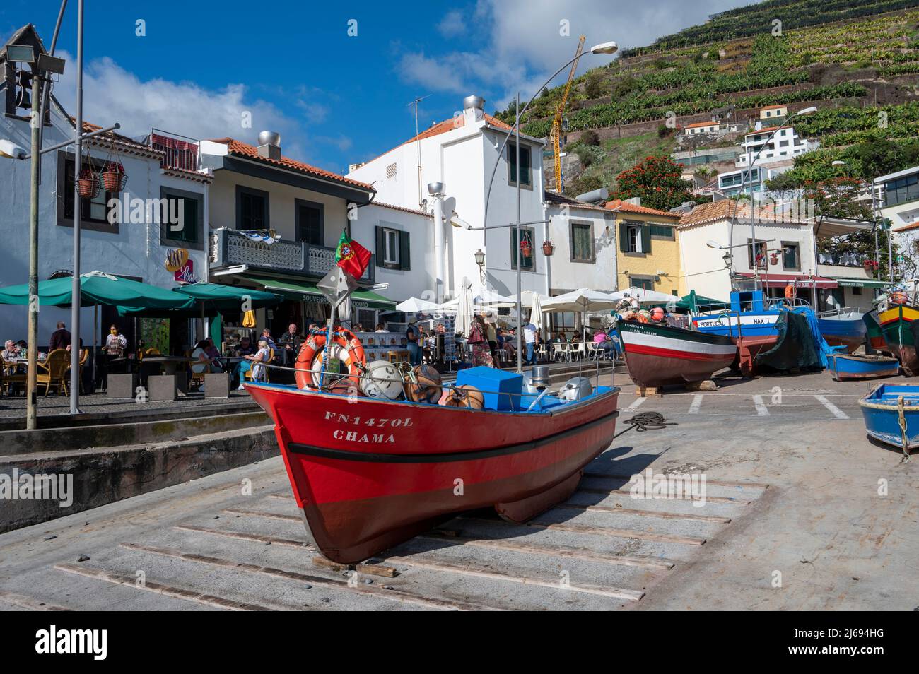 Camara de Lobos mit rotem Boot, Funchal, Madeira, Portugal, Atlantik, Europa Stockfoto