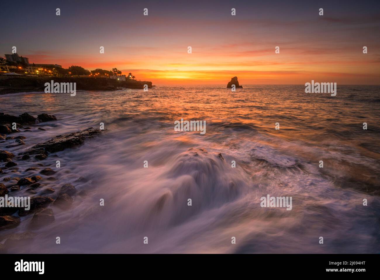 Krachende Wellen mit fabelhaftem Sonnenaufgang, Funchal, Madeira, Portugal, Atlantik, Europa Stockfoto