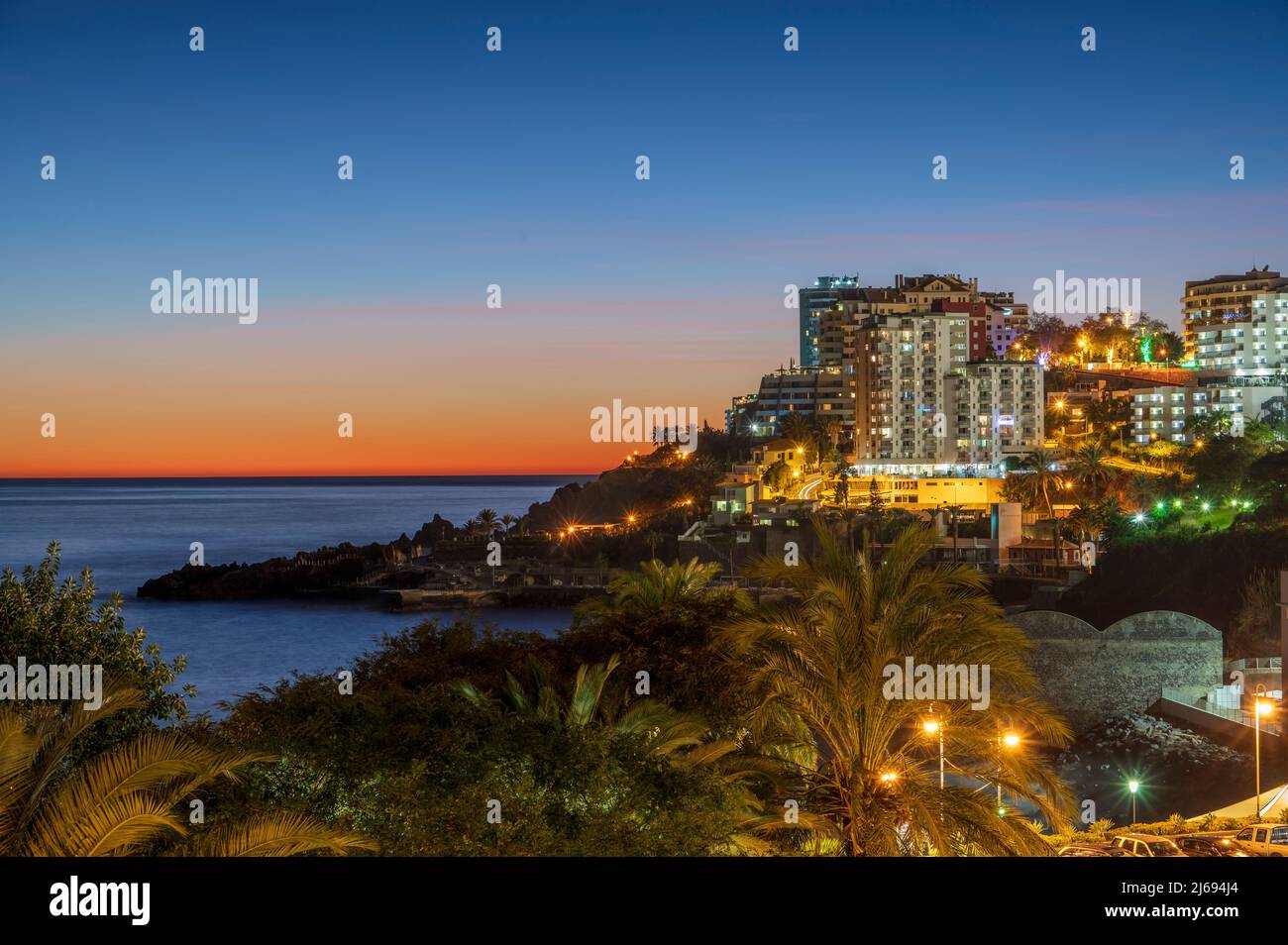 Hotels an der Küste bei Dämmerung, Funchal, Madeira, Portugal, Atlantik, Europa Stockfoto