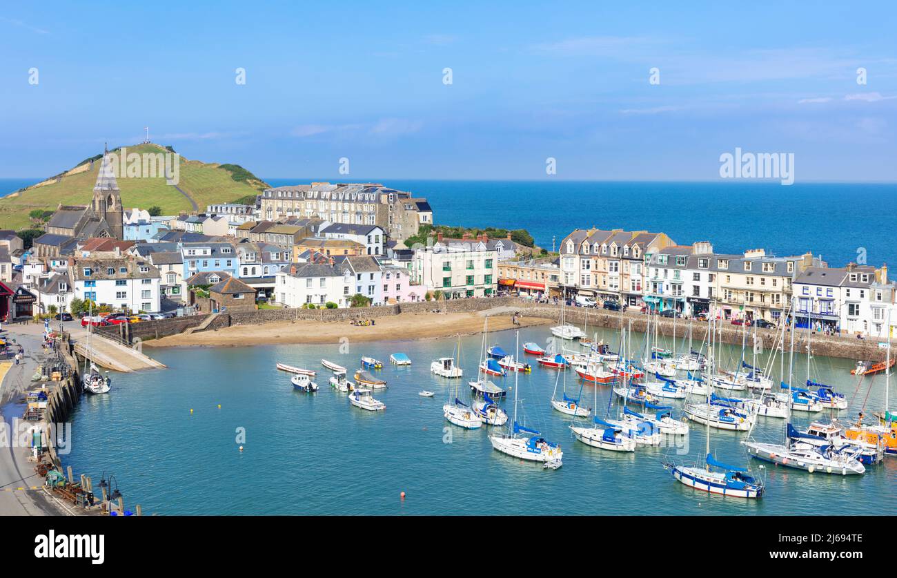 Hafen und Strand von Ilfracombe vom South West Coast Path über der Stadt Ilfracombe, Devon, England, Vereinigtes Königreich Stockfoto