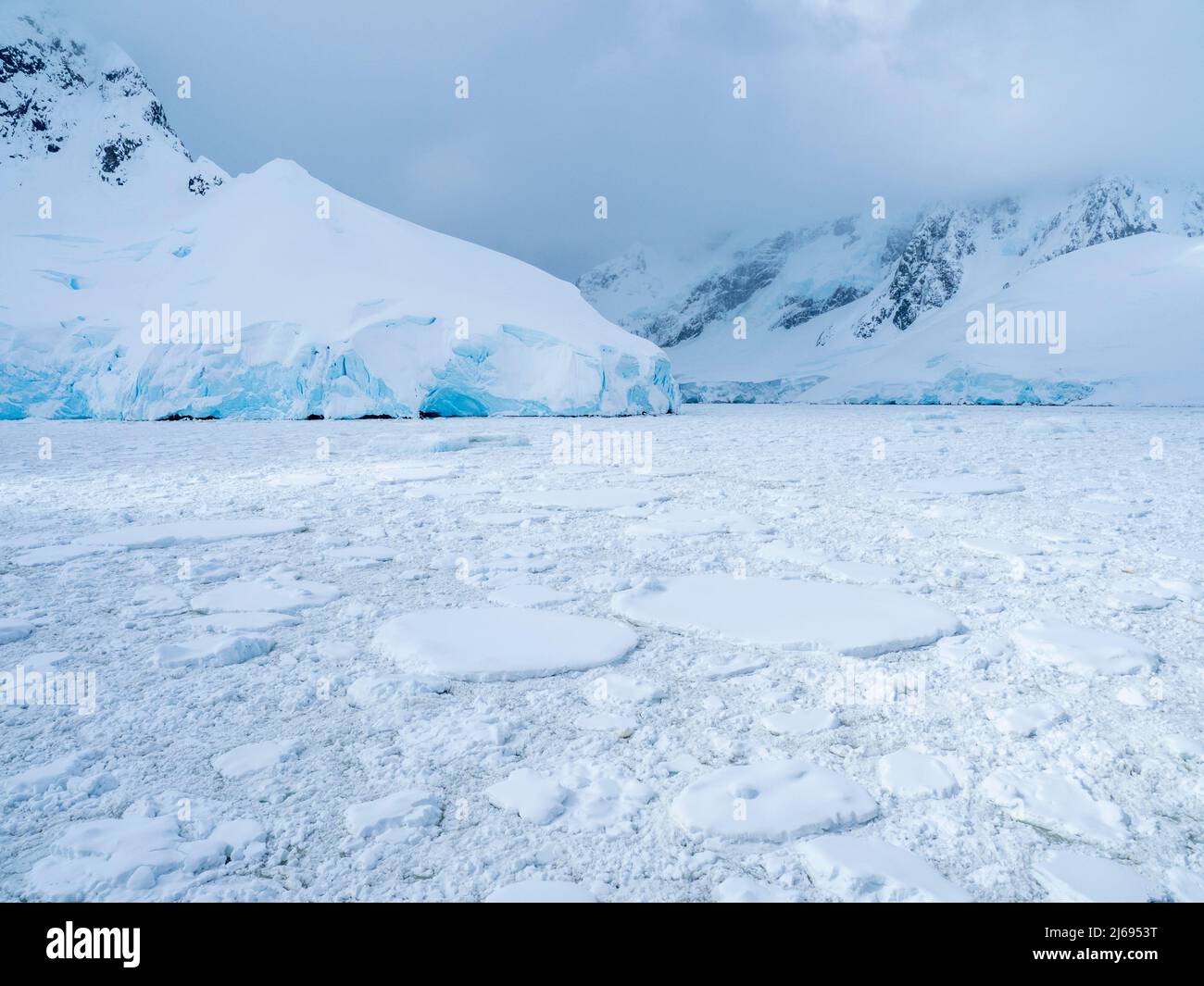 Im ersten Jahr erstickt das Meereis den südlichen Eingang zum Lemaire-Kanal, Antarktis, Polarregionen Stockfoto
