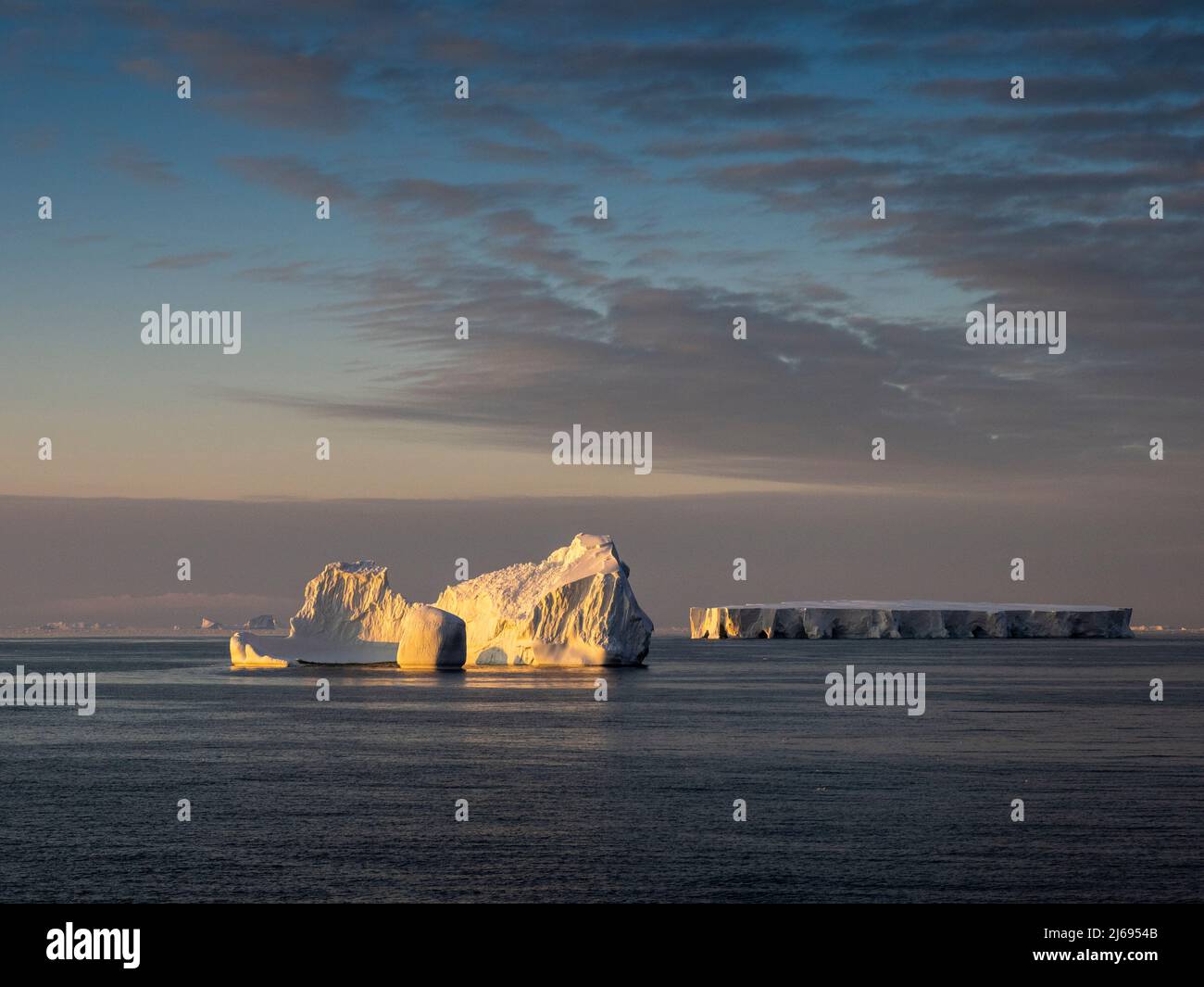 Großer Eisberg auf See in Richtung Peter-I-Insel, Bellingshausen-Meer, Antarktis, Polarregionen Stockfoto