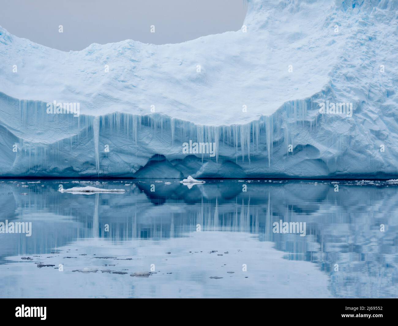 Großer Eisberg, der auf einem Riff auf der Insel Peter I, dem Bellingshausener Meer, der Antarktis, Polarregionen, gegründet wurde Stockfoto