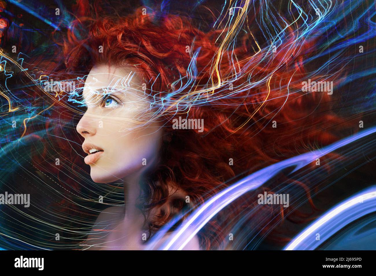 Porträt eines rothaarigen Mädchens und abstrakte Elemente der Quantenphysik, des Designs und der Visualisierung Stockfoto