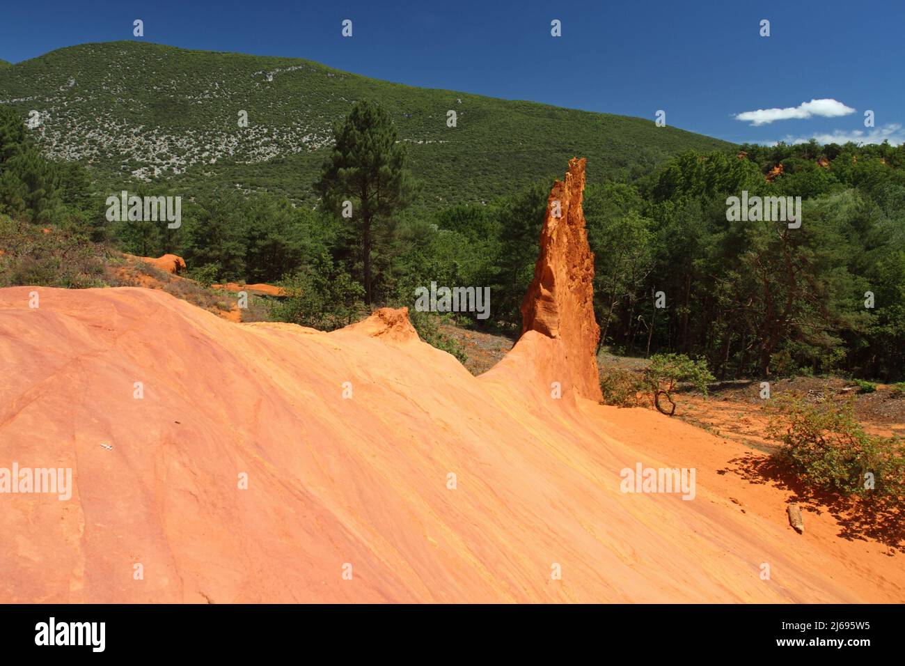 Roussillon, Frankreich - Juni 2021: Die unglaublichen Ockersteinbrüche unter freiem Himmel in der Provence Stockfoto