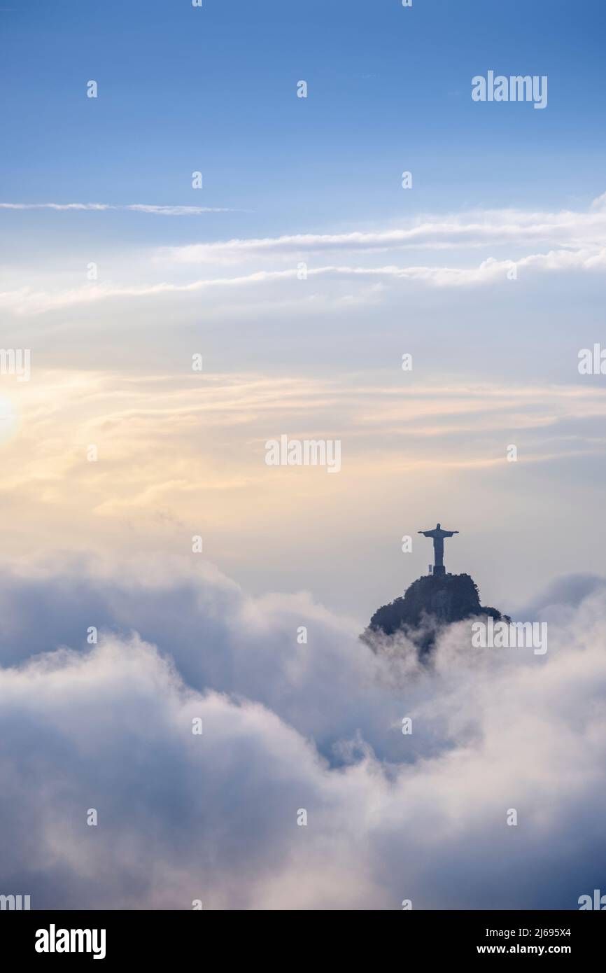 Die Christusstatue (Cristo Redentor) auf dem Gipfel des Corcovado-Berges in einem Wolkenmeer, Rio de Janeiro, Brasilien Stockfoto