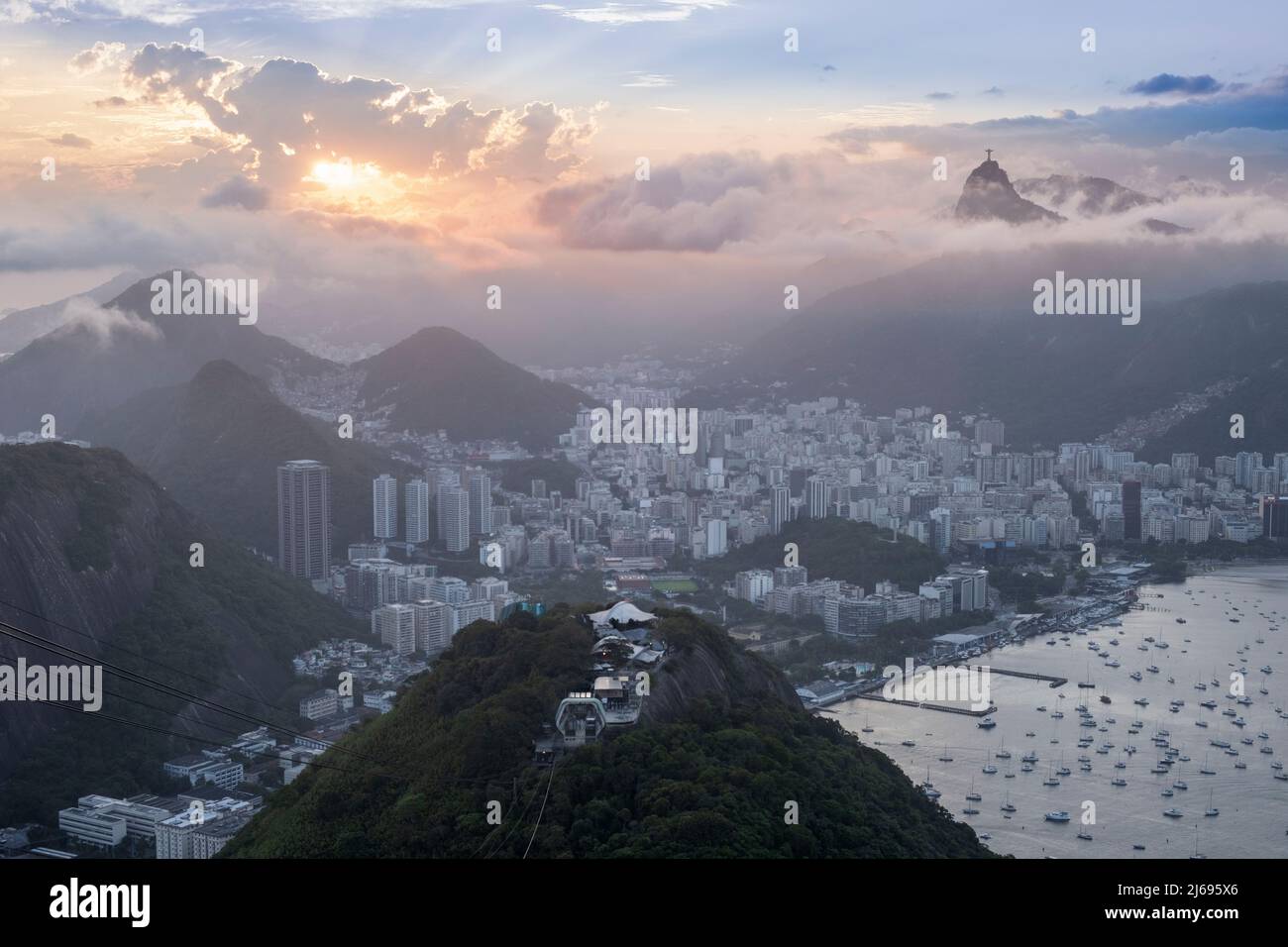 Sonnenuntergang über der Skyline der Stadt und den Bergen und Stränden von Rio vom Gipfel des Zuckerhut, Rio de Janeiro, Brasilien Stockfoto