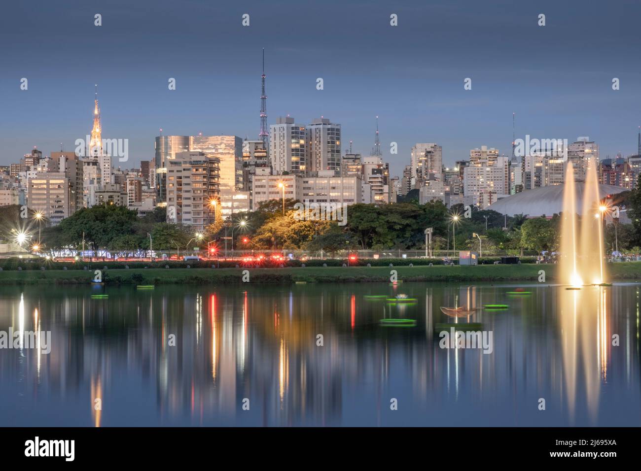 Die Skyline der Innenstadt spiegelt sich im Lago das Garcas See bei Dämmerung, Ibirapuera Park, Sao Paulo, Brasilien Stockfoto